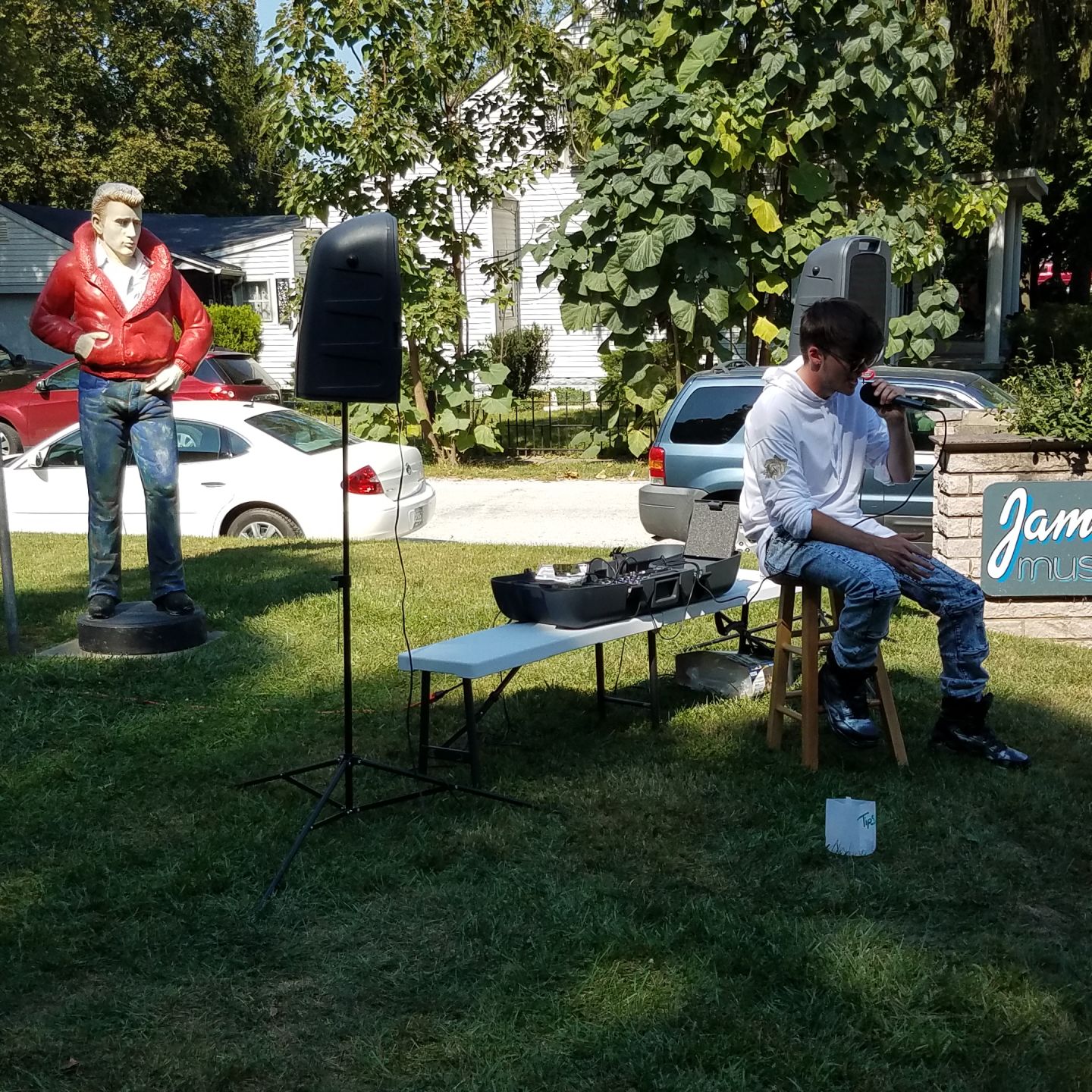 D3X (Dekota Clemmons) performing at James Dean Gallery